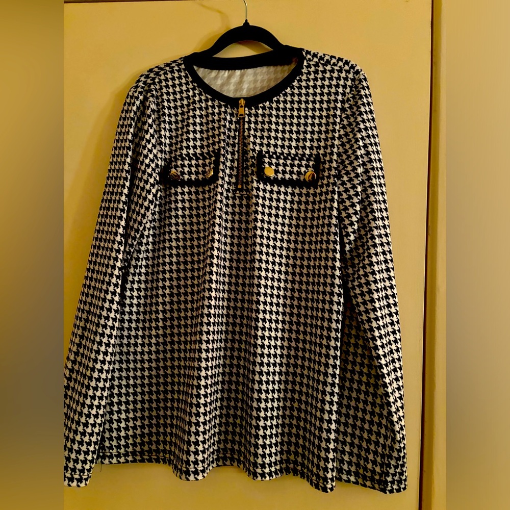 Long sleeve houndstooth top